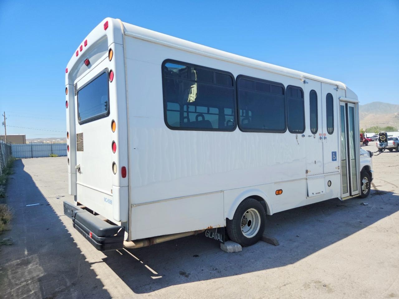 Ford Econoline E450 Super Duty Cutaway Van