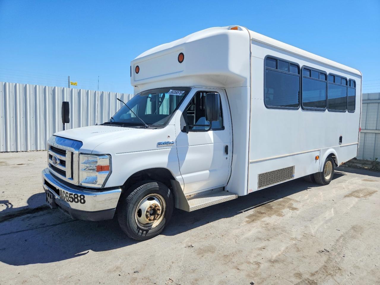 Ford Econoline E450 Super Duty Cutaway Van