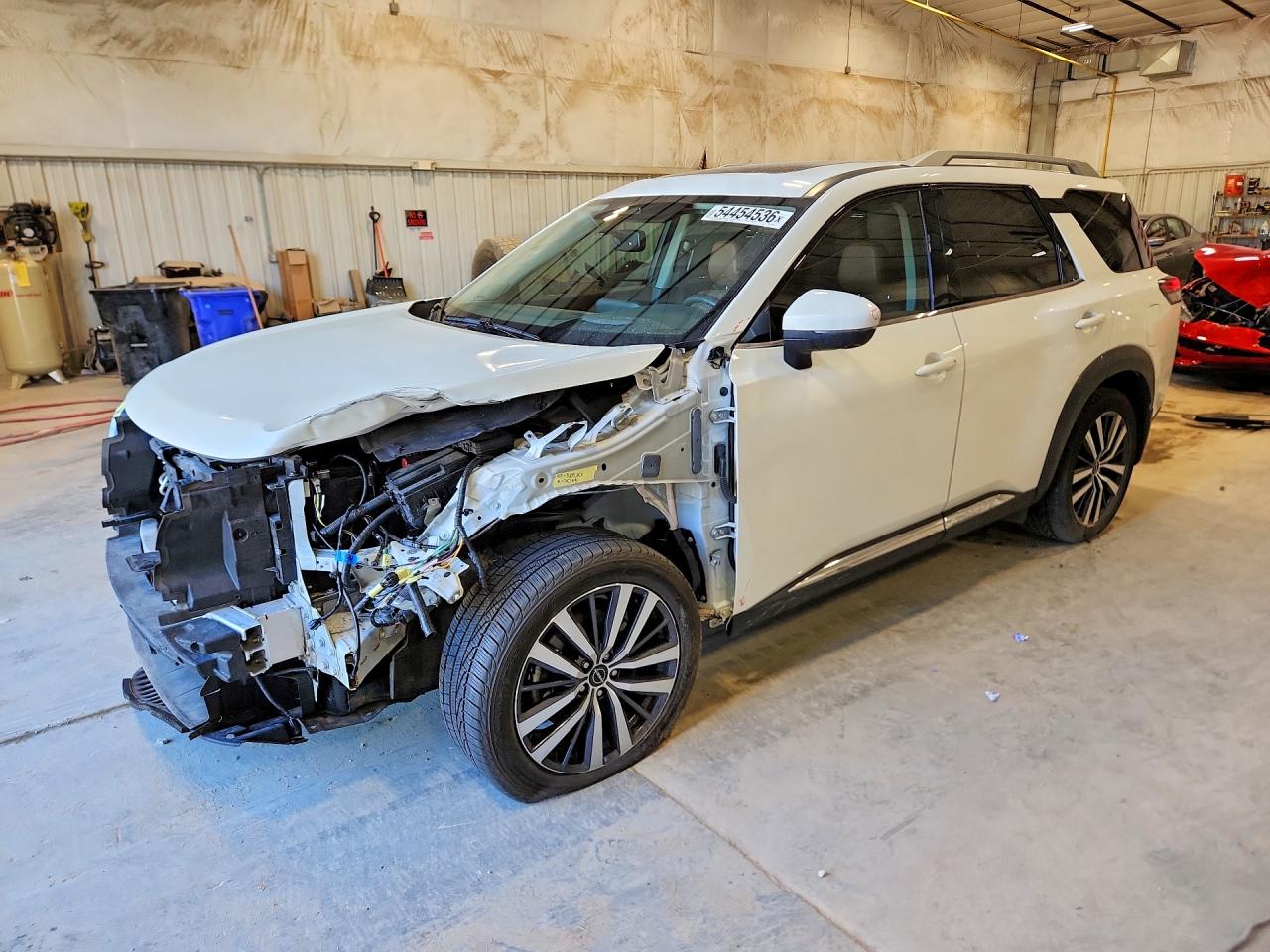 Salvage Nissan Pathfinder Image