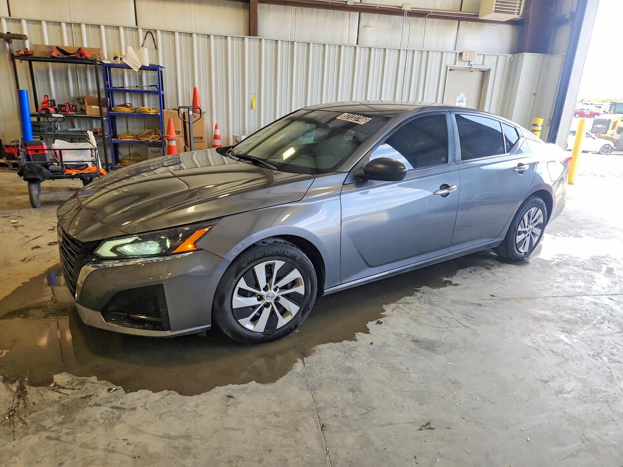 Salvage Nissan Altima Image