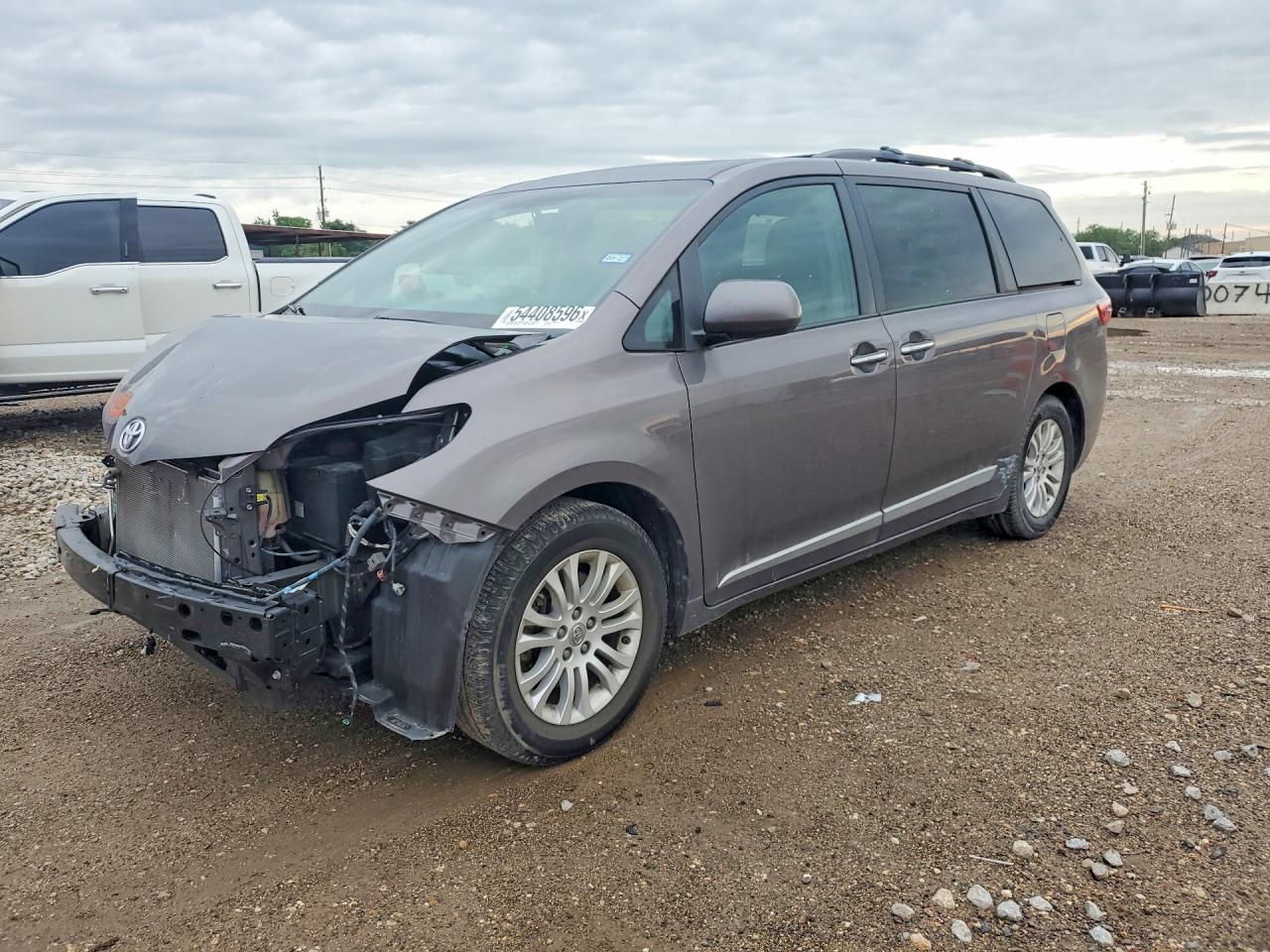 Salvage Toyota Sienna Image