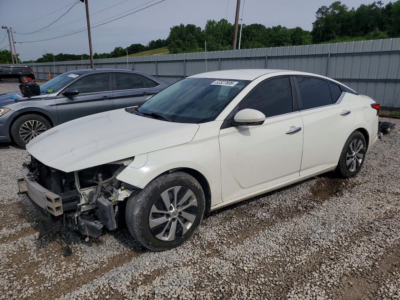 Salvage Nissan Altima Image