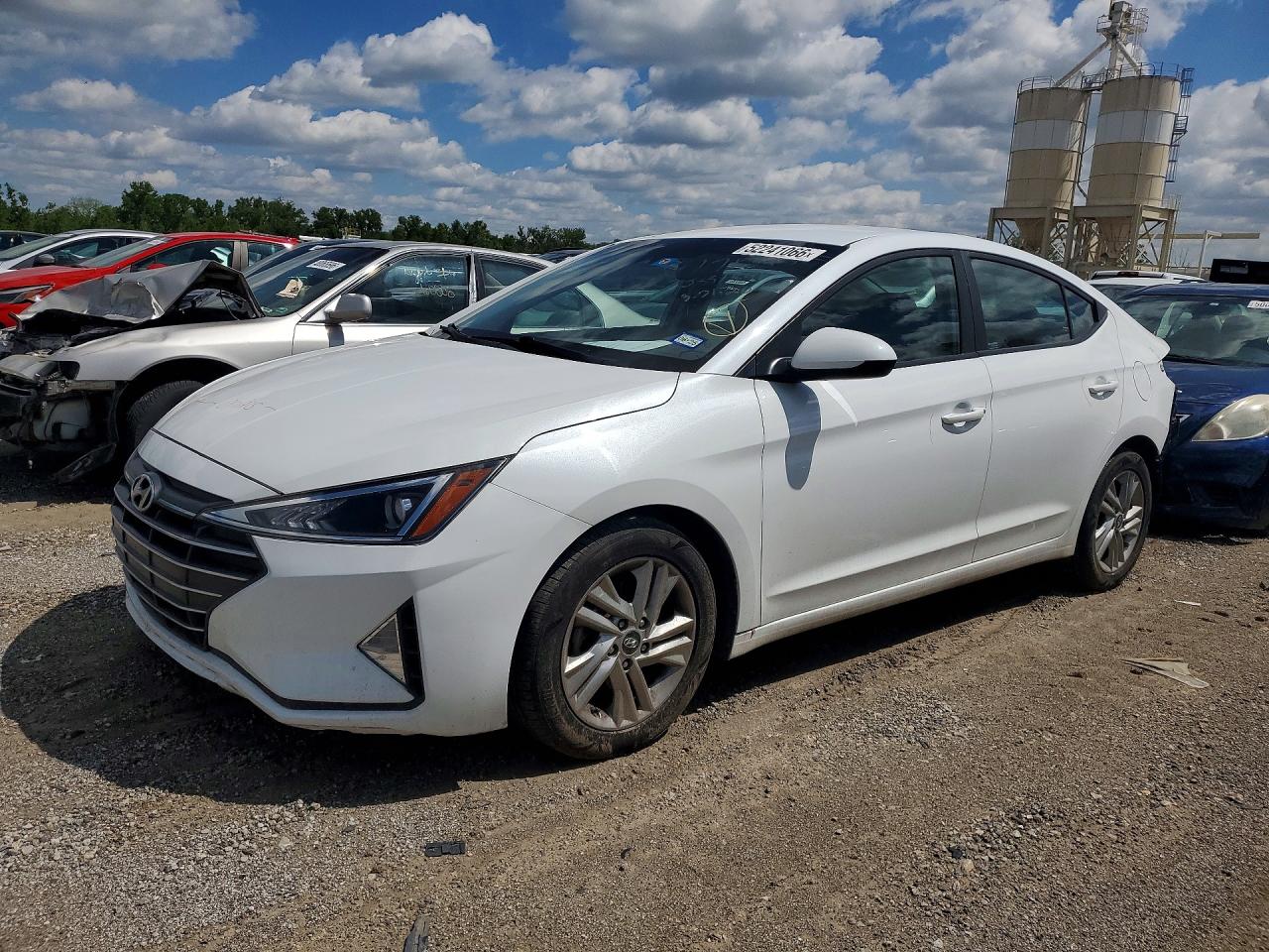 Salvage Hyundai ELANTRA Image