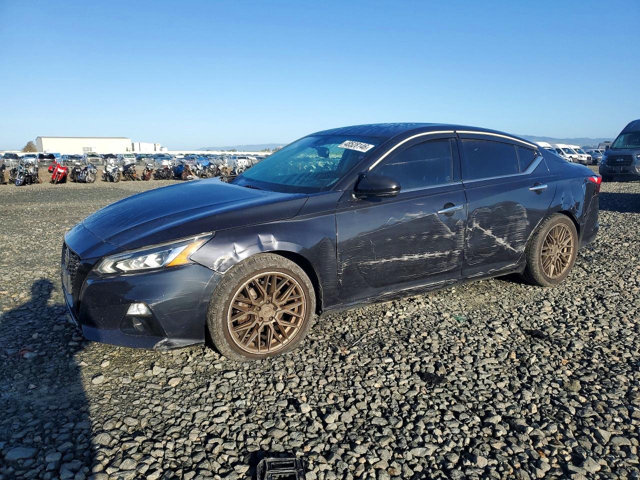 Salvage Nissan Altima Image