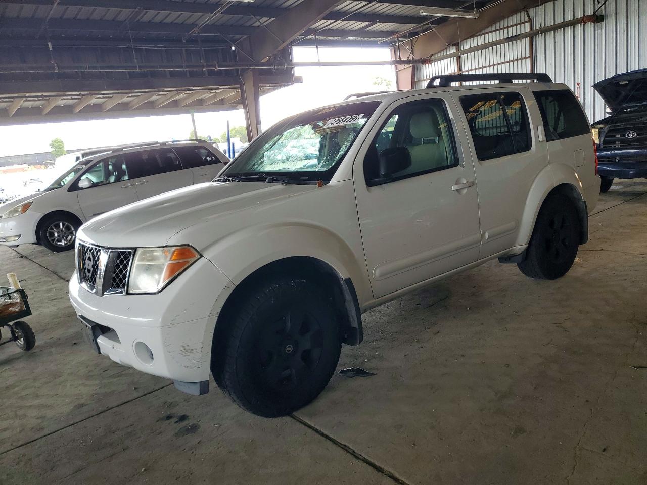 Salvage Nissan Pathfinder Image