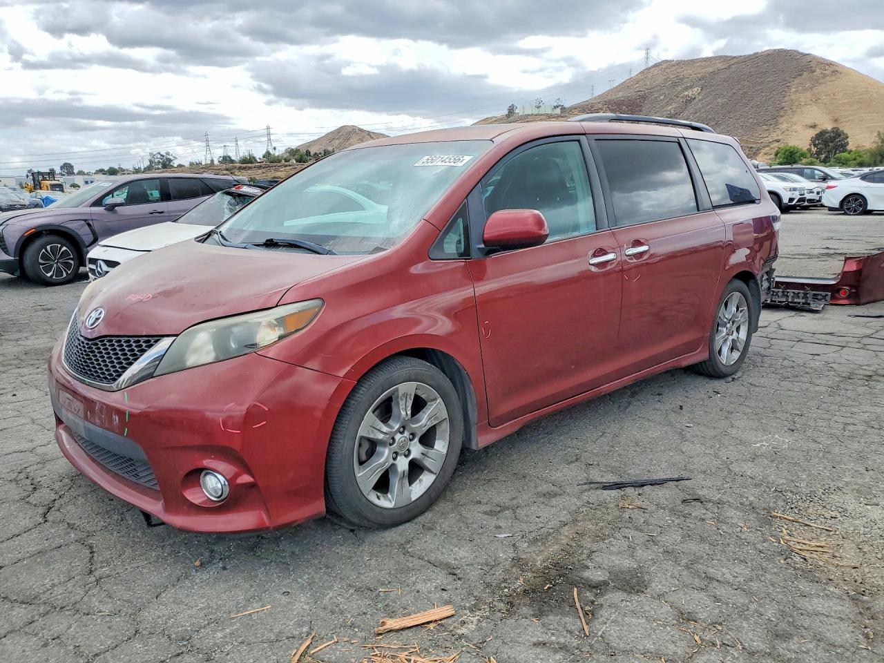 Salvage Toyota Sienna Image