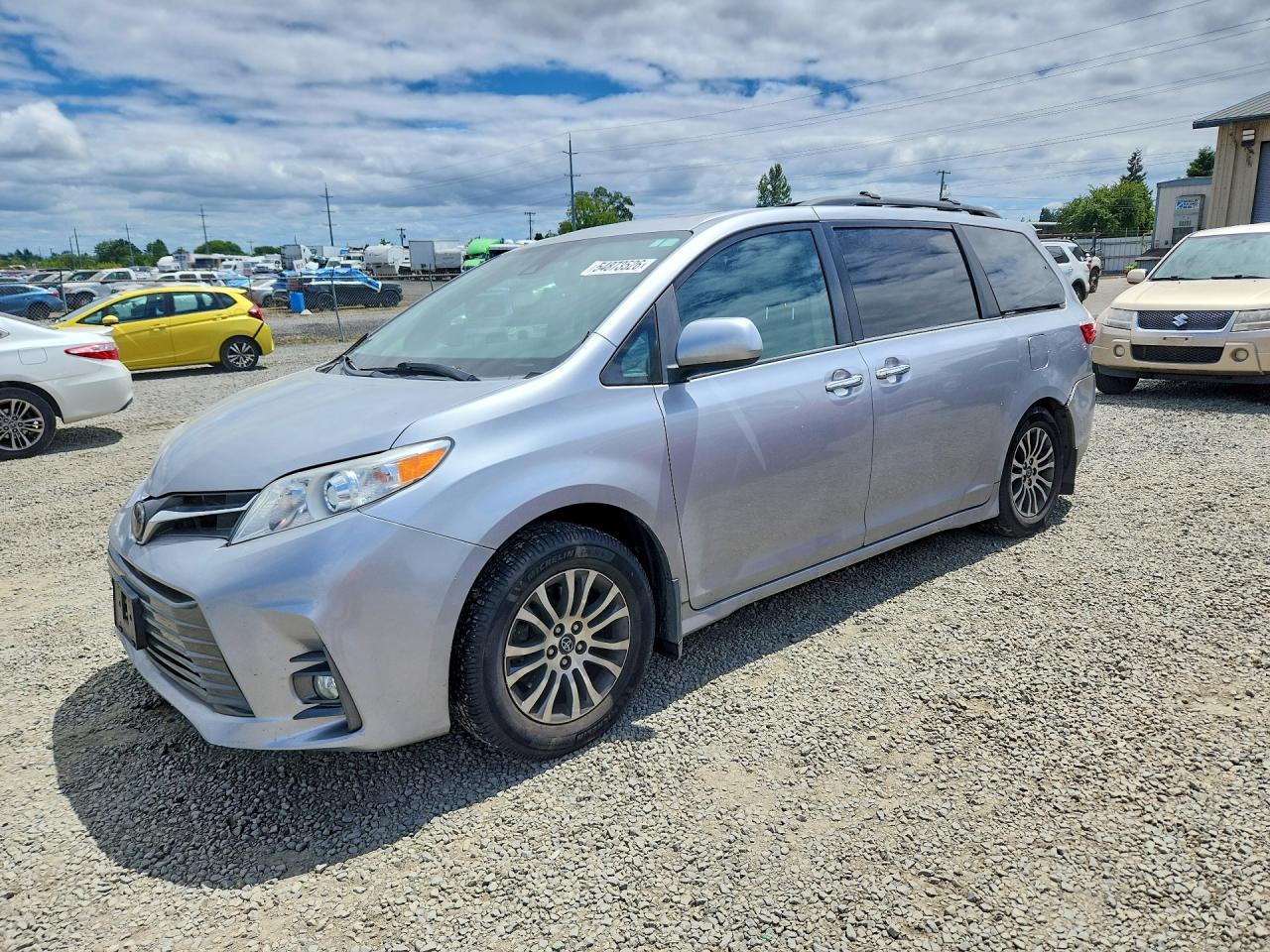 Salvage Toyota Sienna Image
