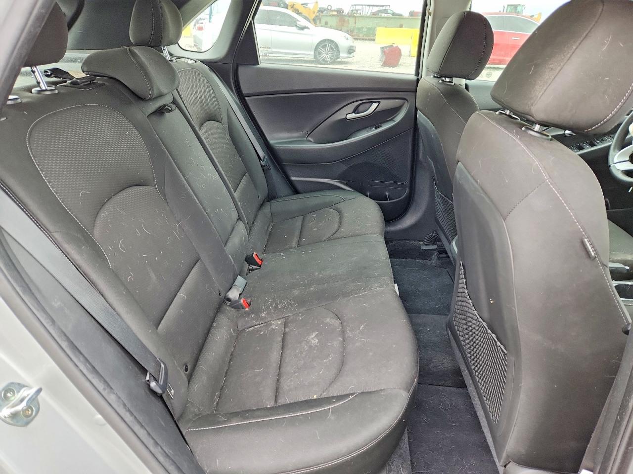 Hyundai ELANTRA Base