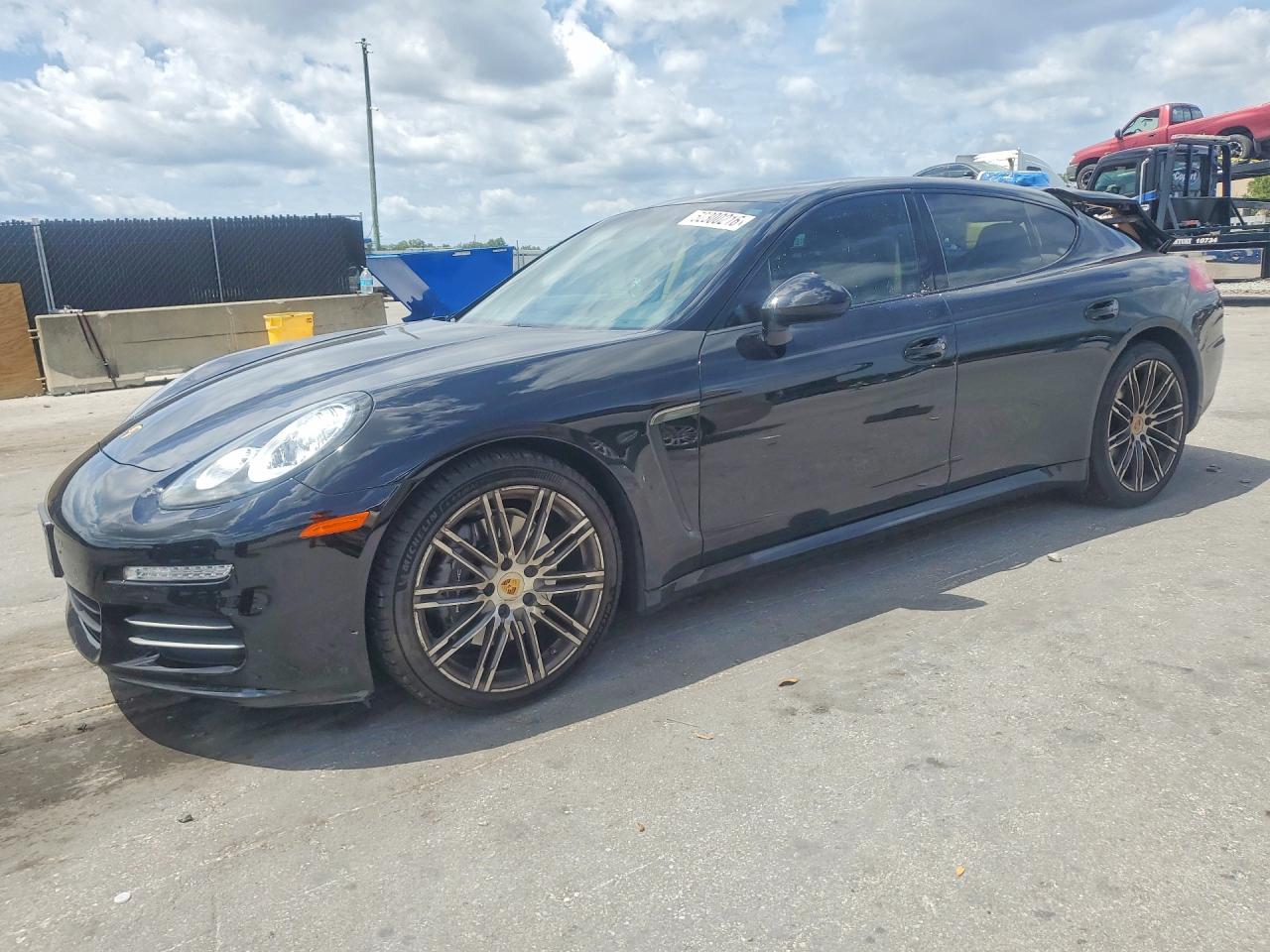 Salvage Porsche Panamera Image