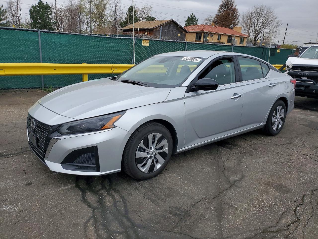 Salvage Nissan Altima Image