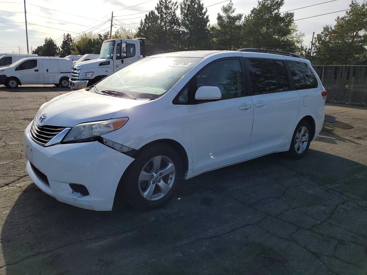 Salvage Toyota Sienna Image