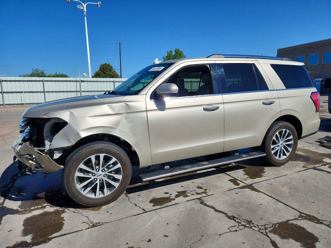 Salvage Ford Expedition Image