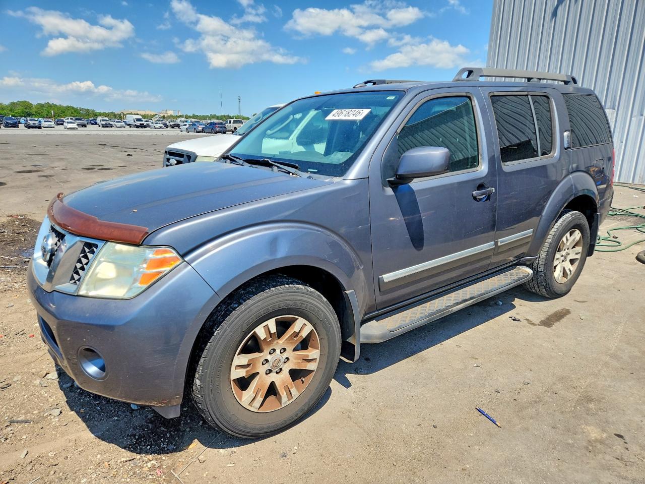 Salvage Nissan Pathfinder Image