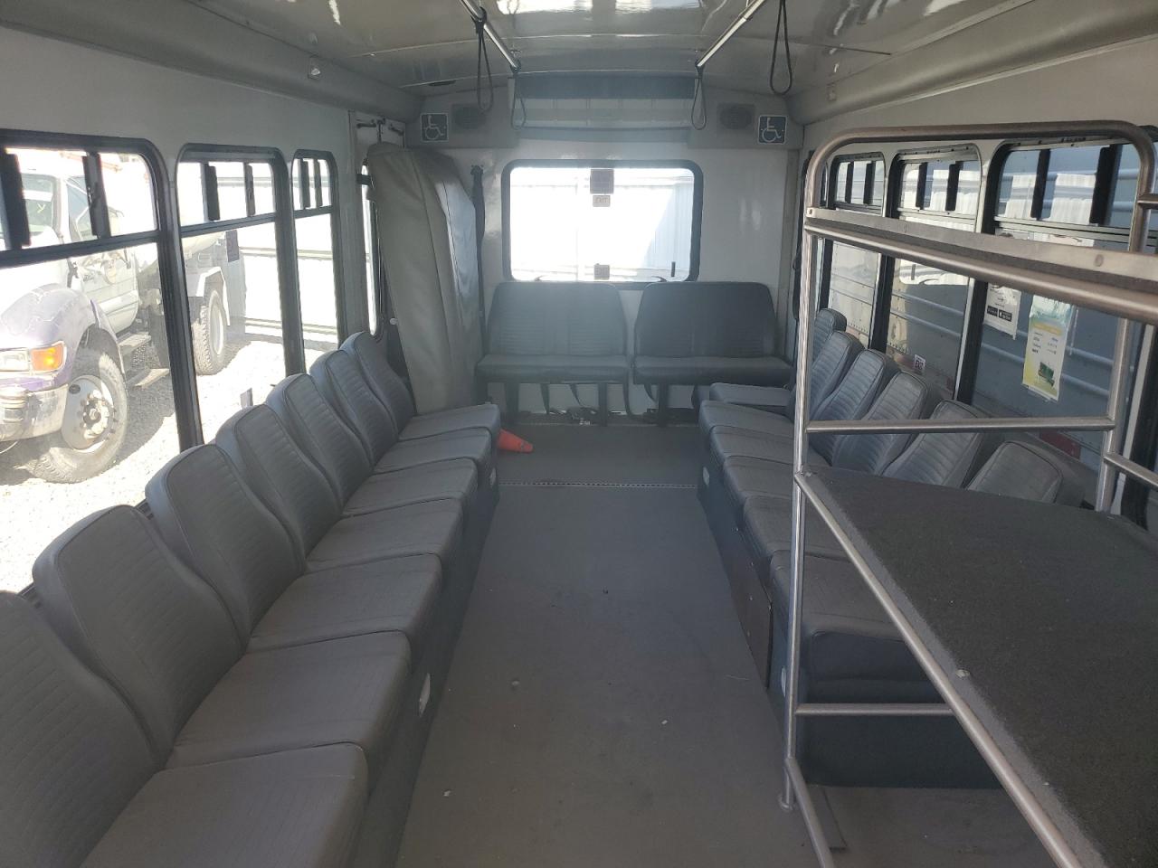 Ford Econoline E450 Super Duty Cutaway Van
