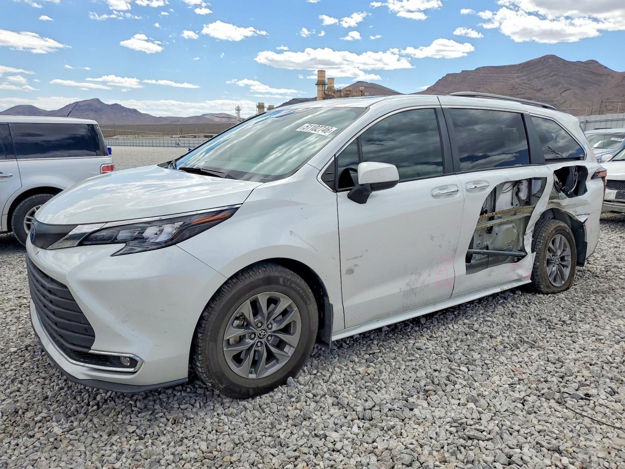 Salvage Toyota Sienna Image