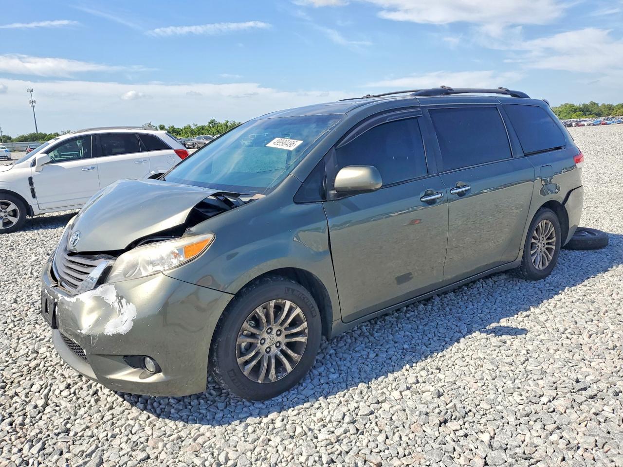 Salvage Toyota Sienna Image