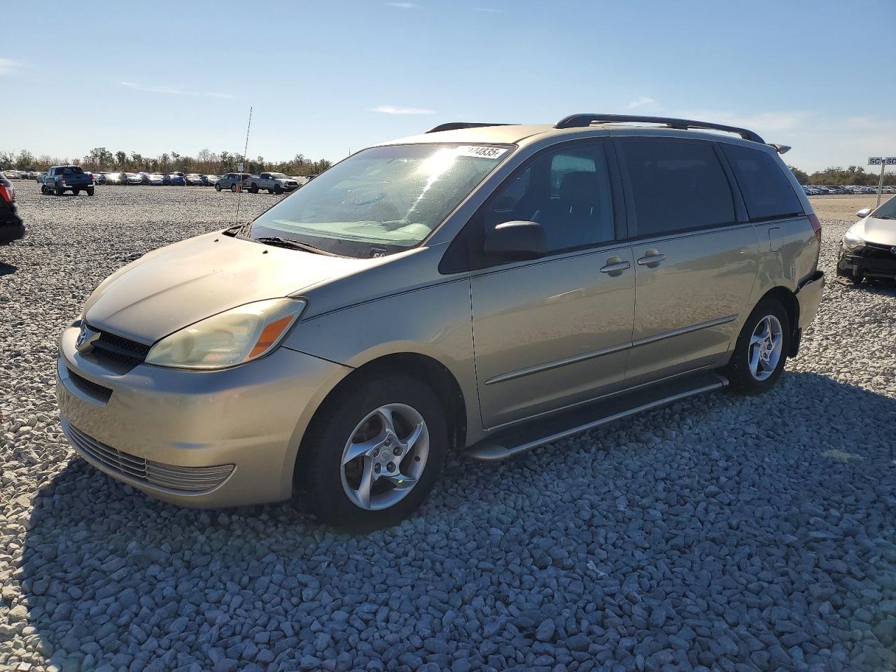 Salvage Toyota Sienna Image
