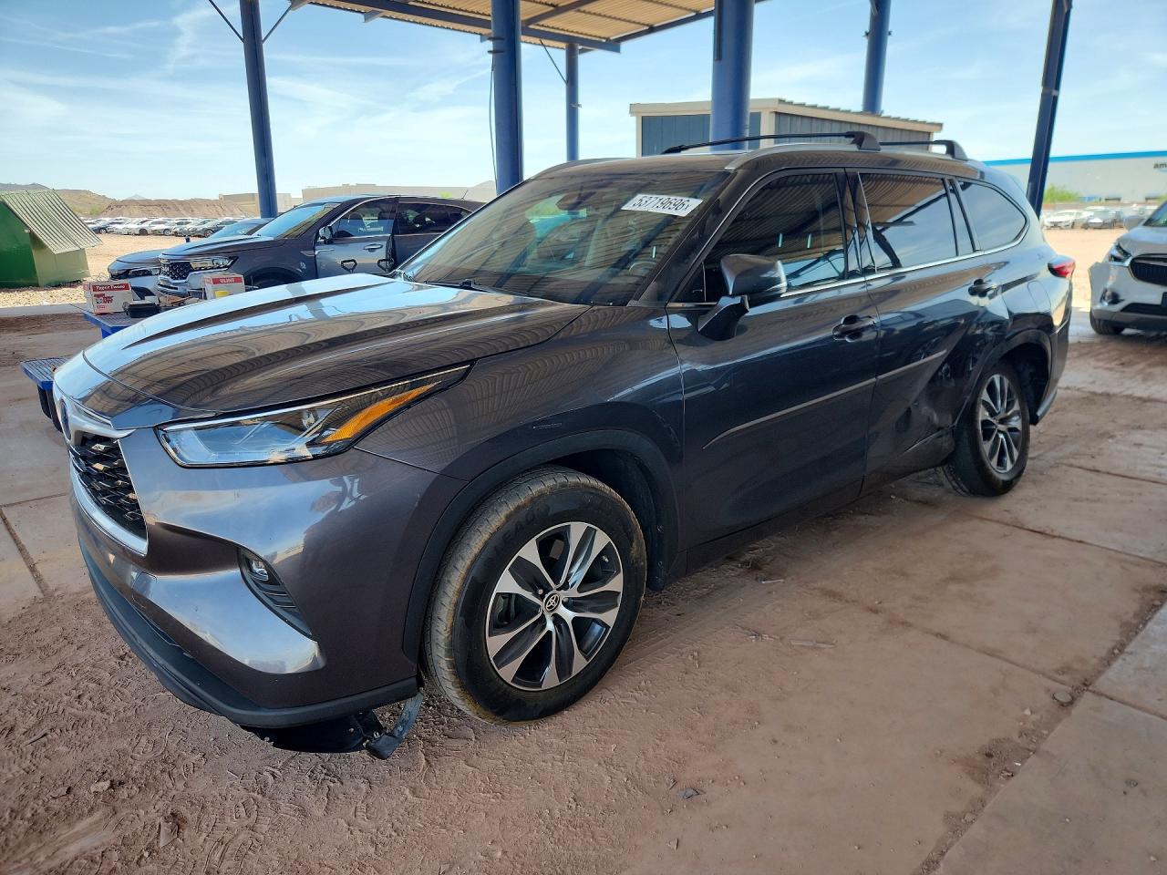Salvage Toyota Highlander Image