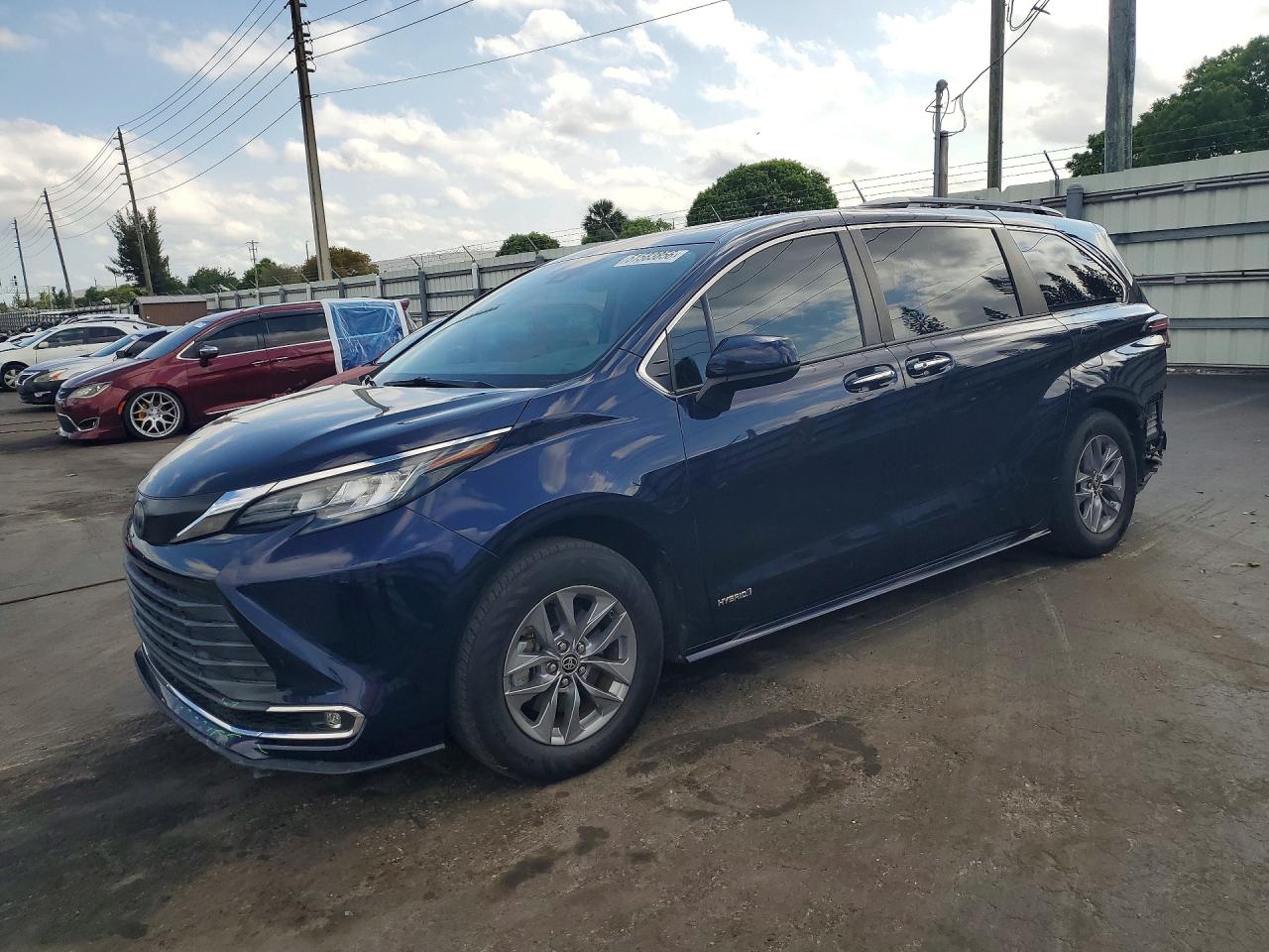 Salvage Toyota Sienna Image