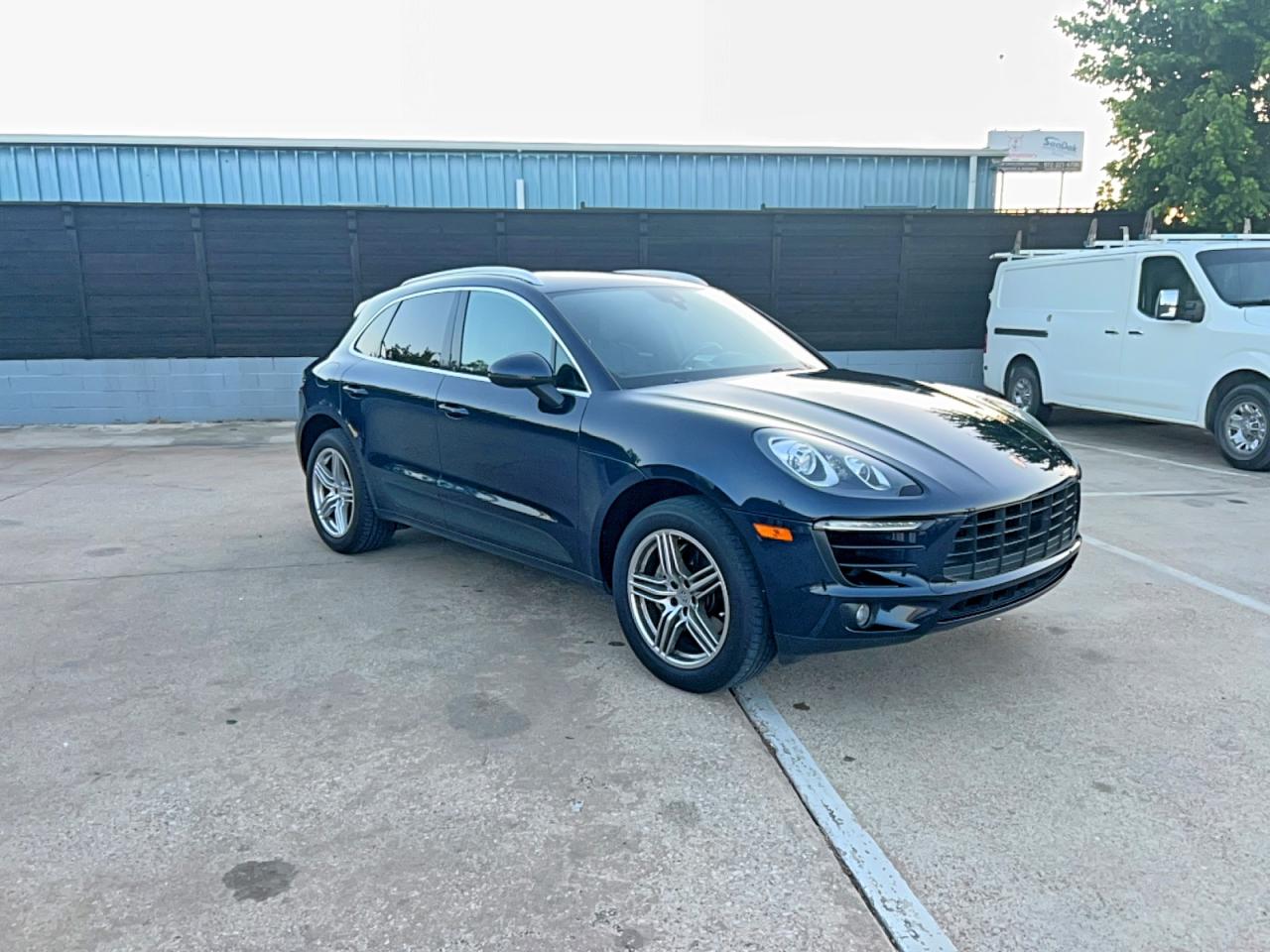 Salvage Porsche Macan Image