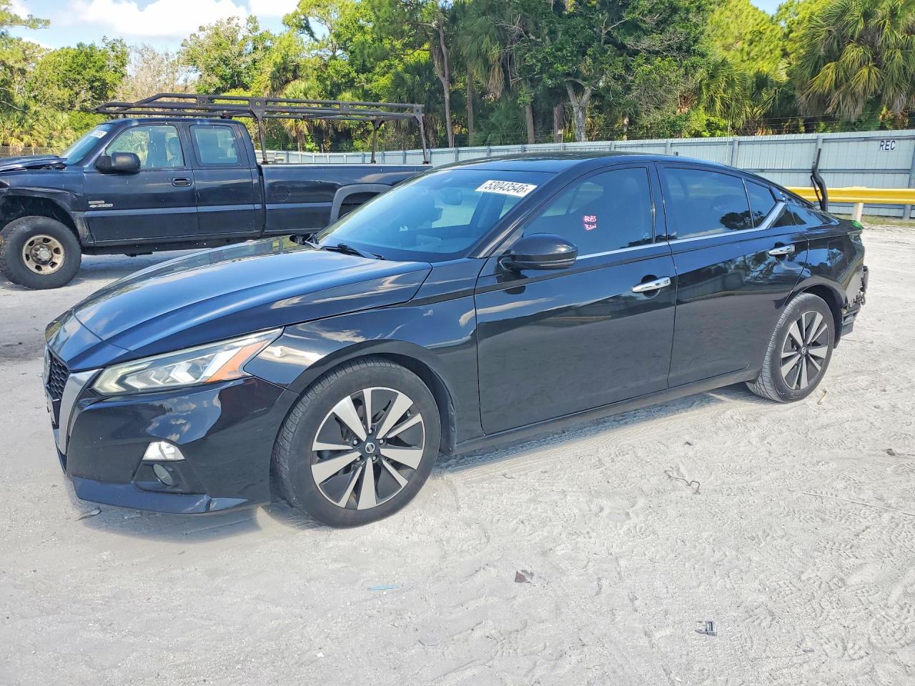 Salvage Nissan Altima Image