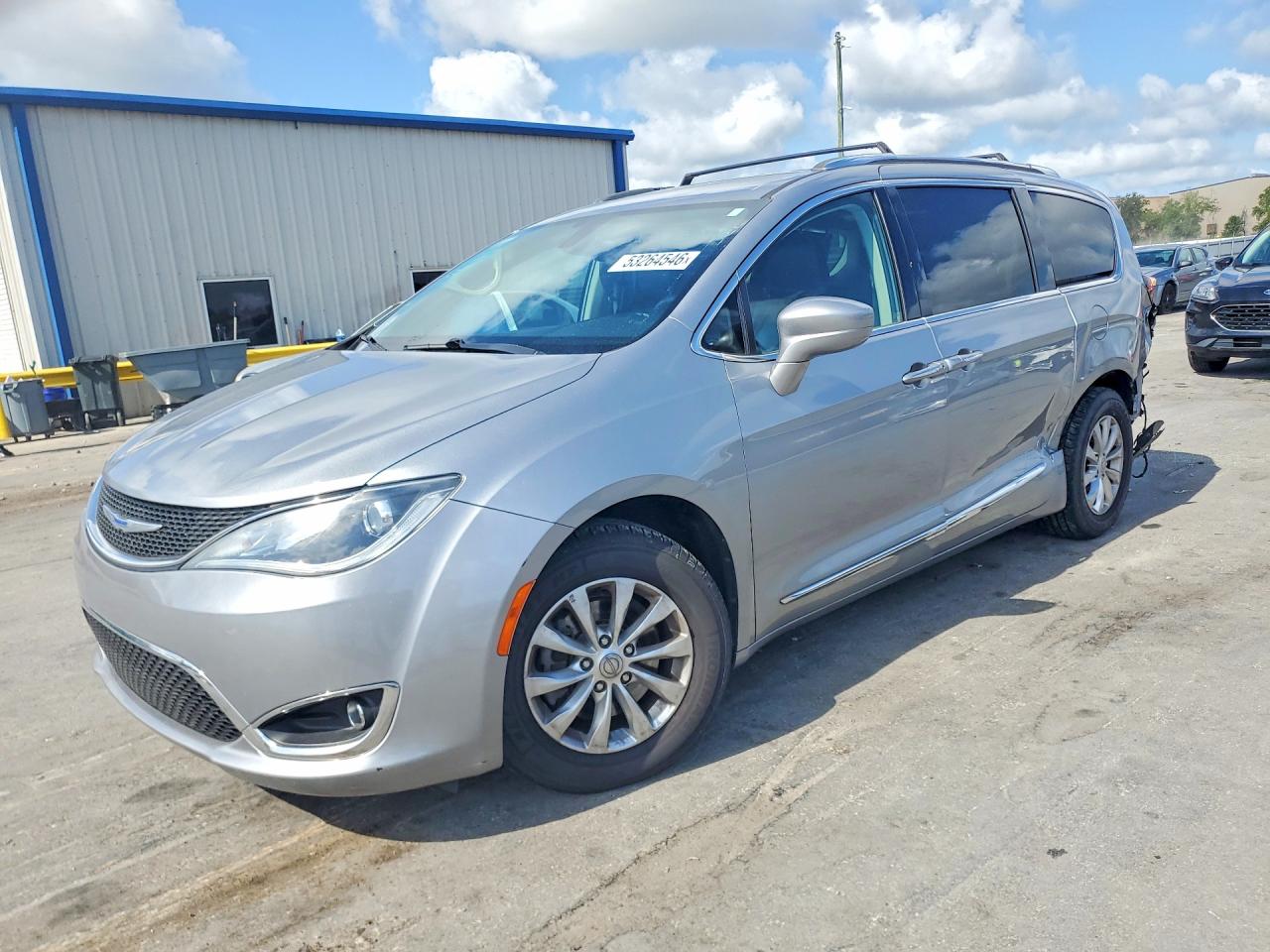 Salvage Chrysler Pacifica Image