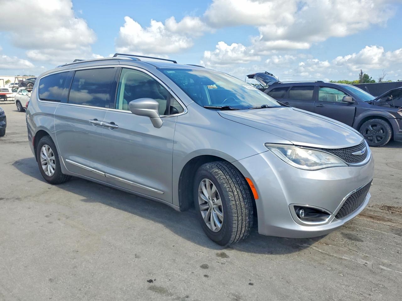 Chrysler Pacifica Touring L