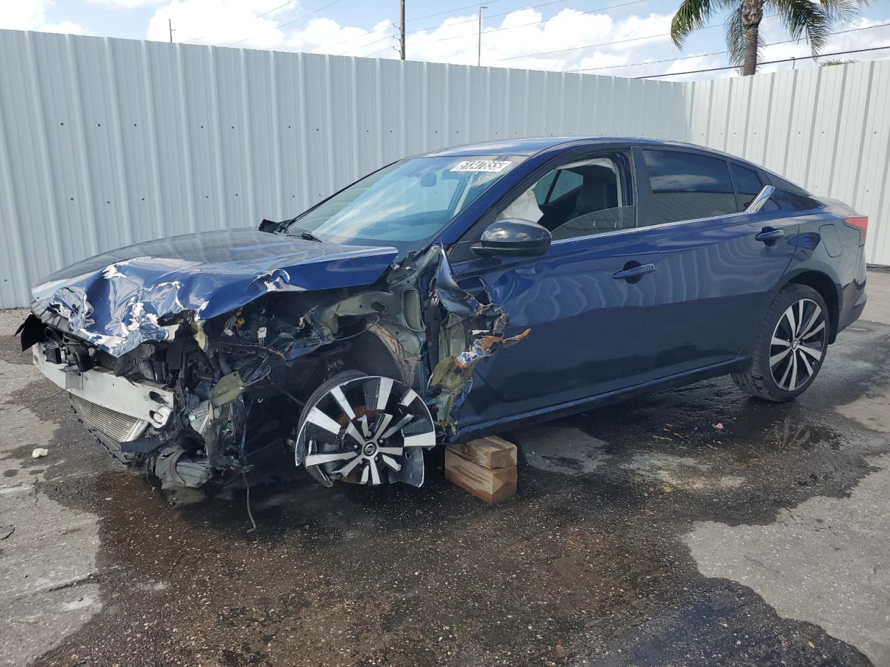 Salvage Nissan Altima Image