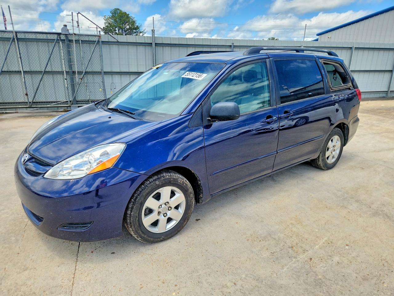 Salvage Toyota Sienna Image