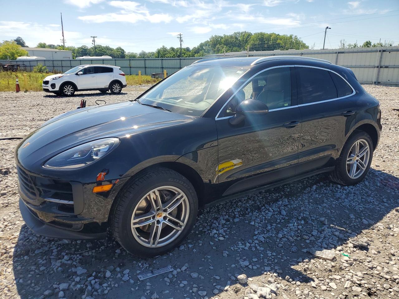 Salvage Porsche Macan Image