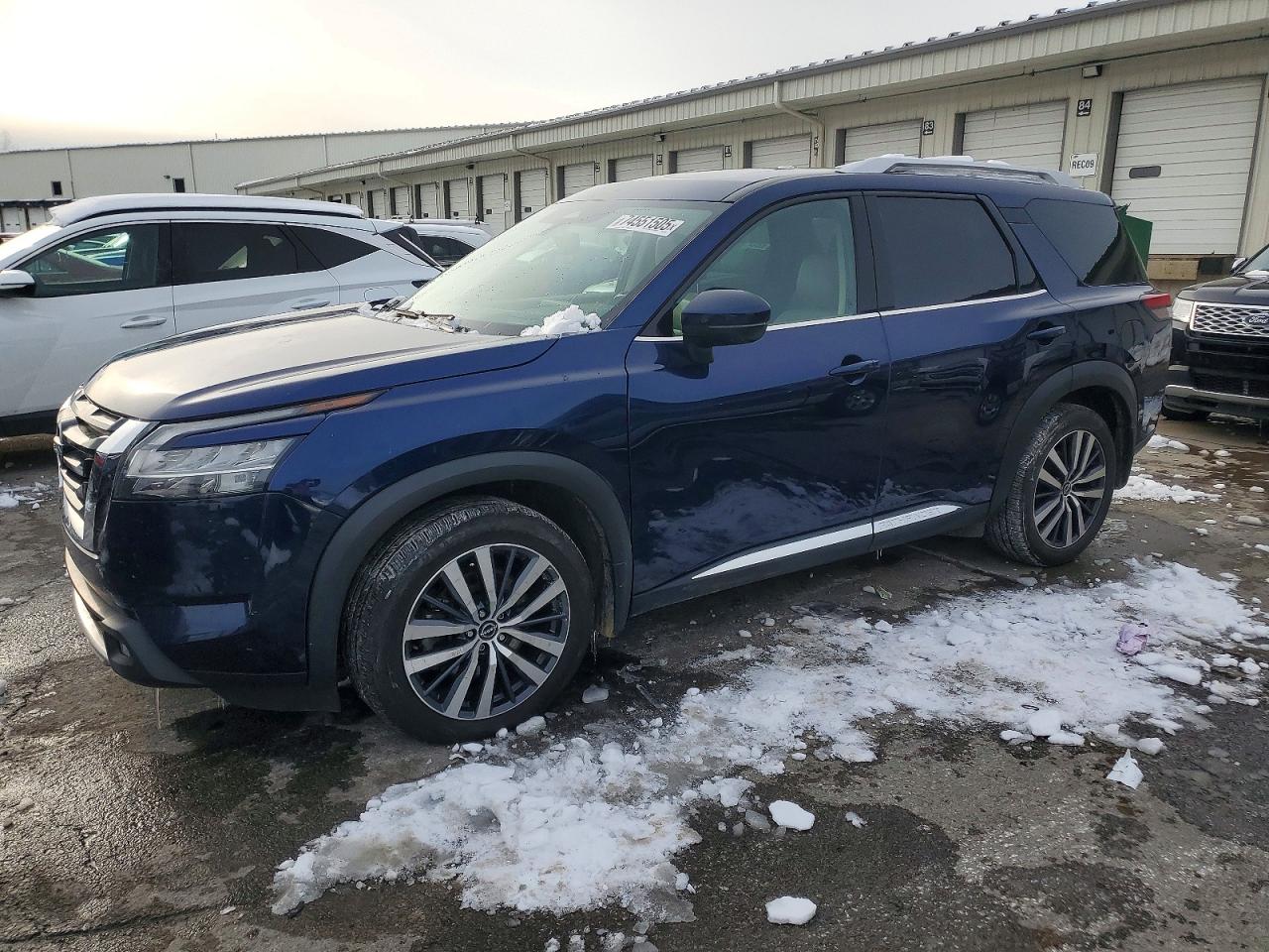 Salvage Nissan Pathfinder Image