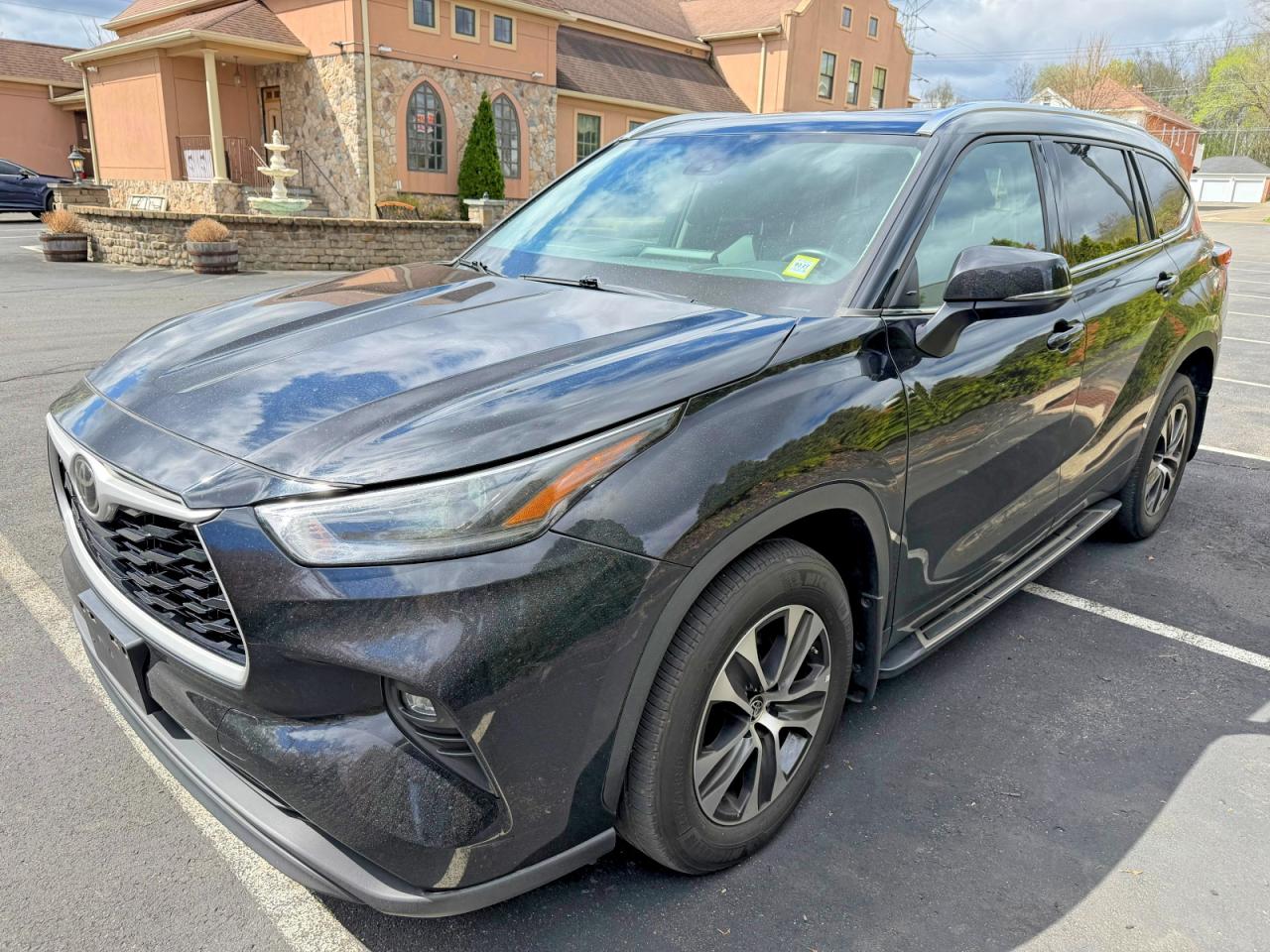 Salvage Toyota Highlander Image
