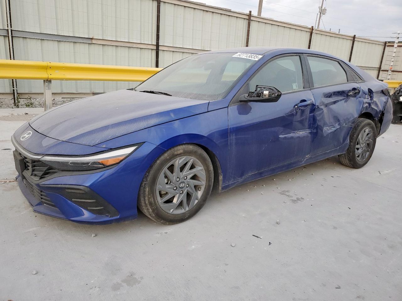 Salvage Hyundai ELANTRA Image