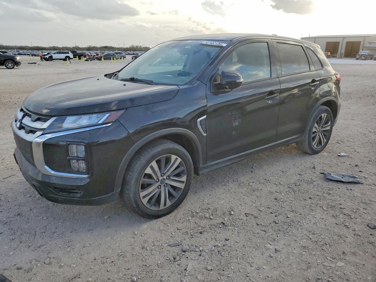 Salvage Mitsubishi Outlander Image