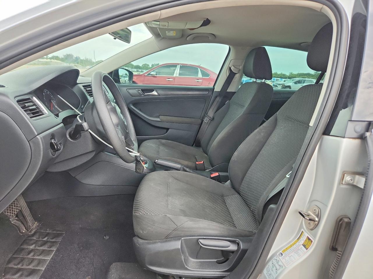 Volkswagen Jetta Base