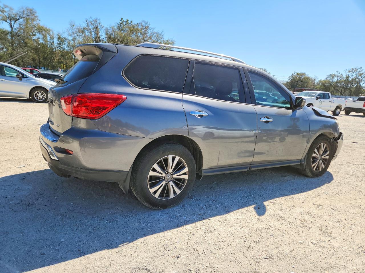 Nissan Pathfinder Sv
