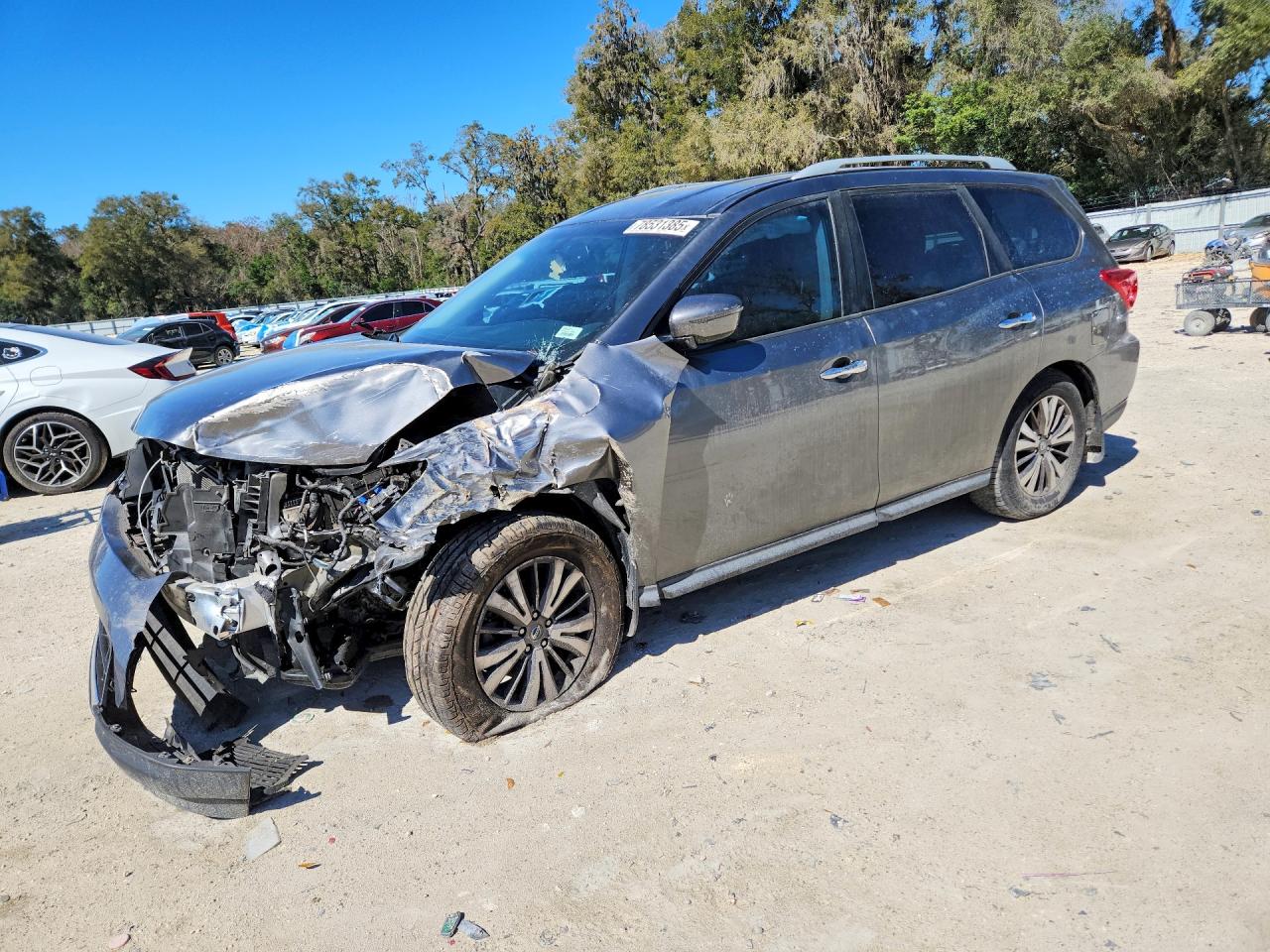 Salvage Nissan Pathfinder Image