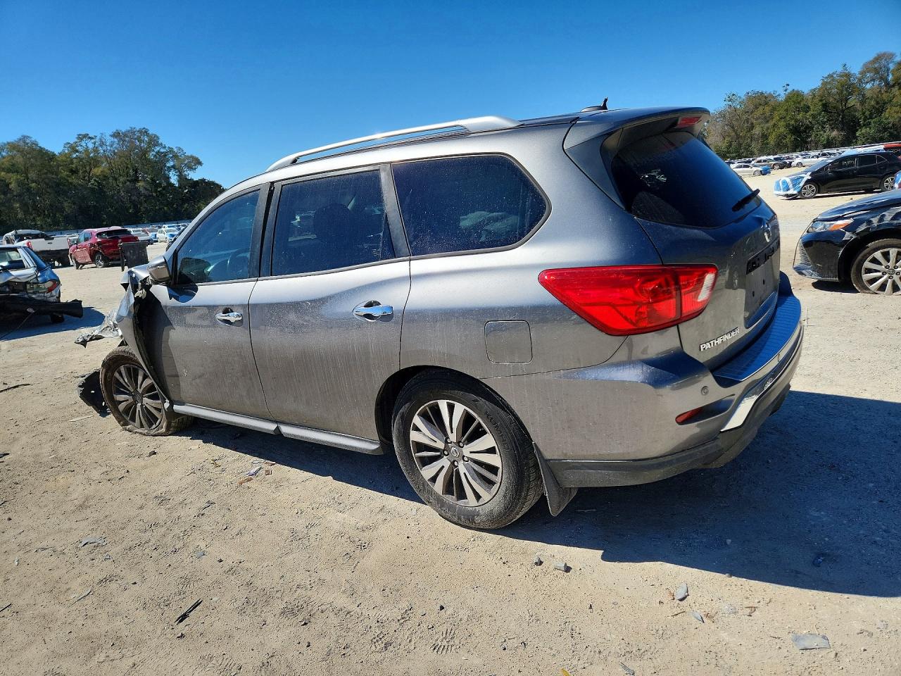 Nissan Pathfinder Sv
