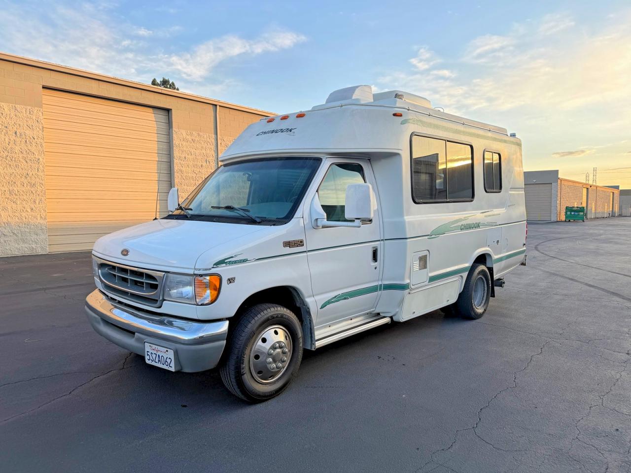Ford Econoline E350 Super Duty Cutaway Van
