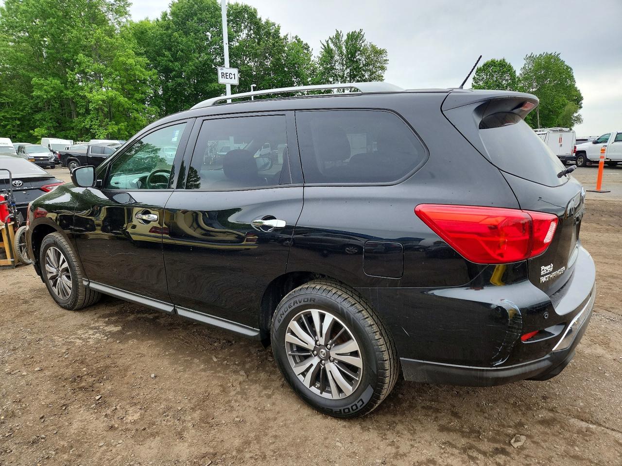 Nissan Pathfinder Sv