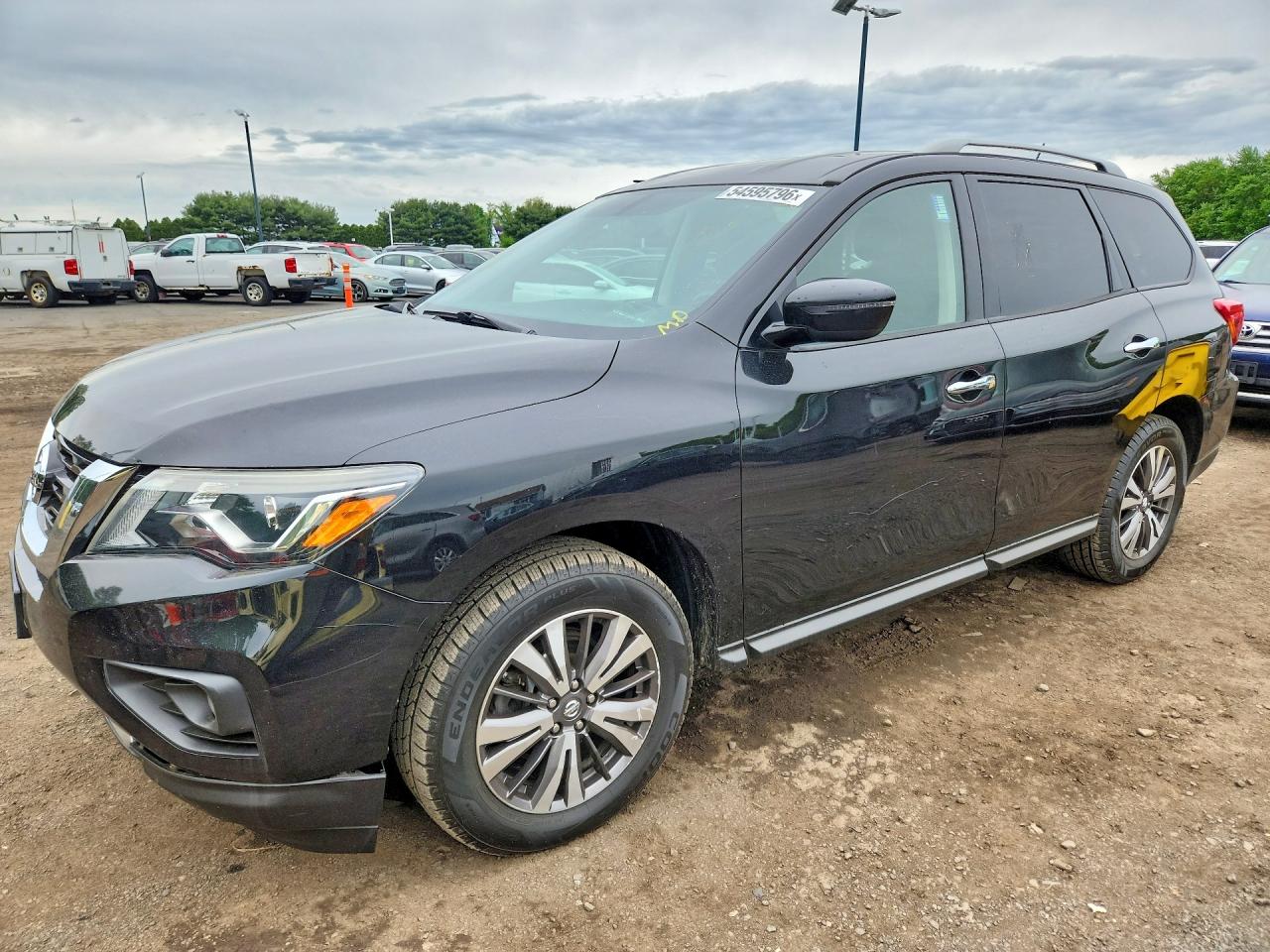 Salvage Nissan Pathfinder Image