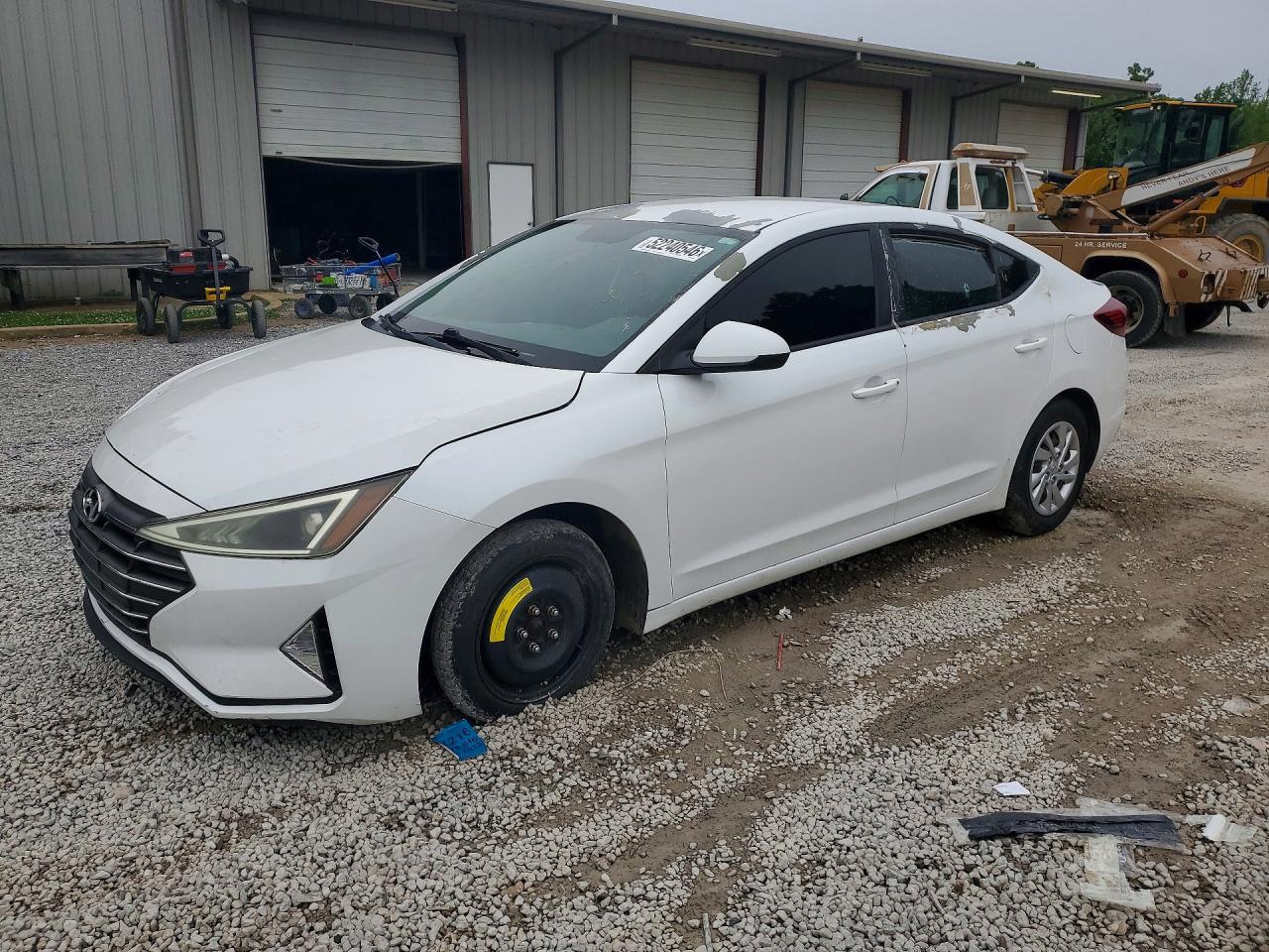 Salvage Hyundai ELANTRA Image