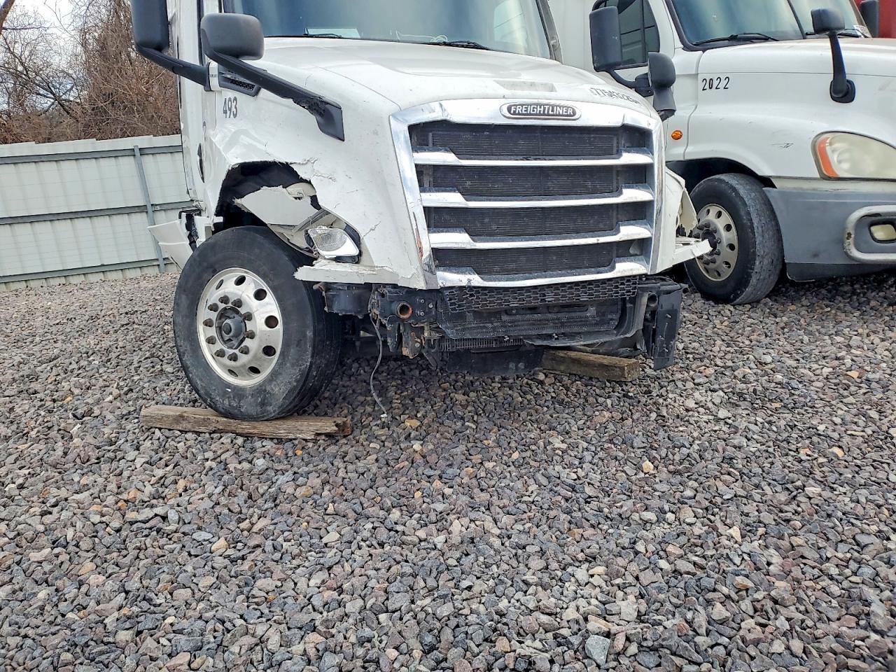 Freigliner Cascadia 126