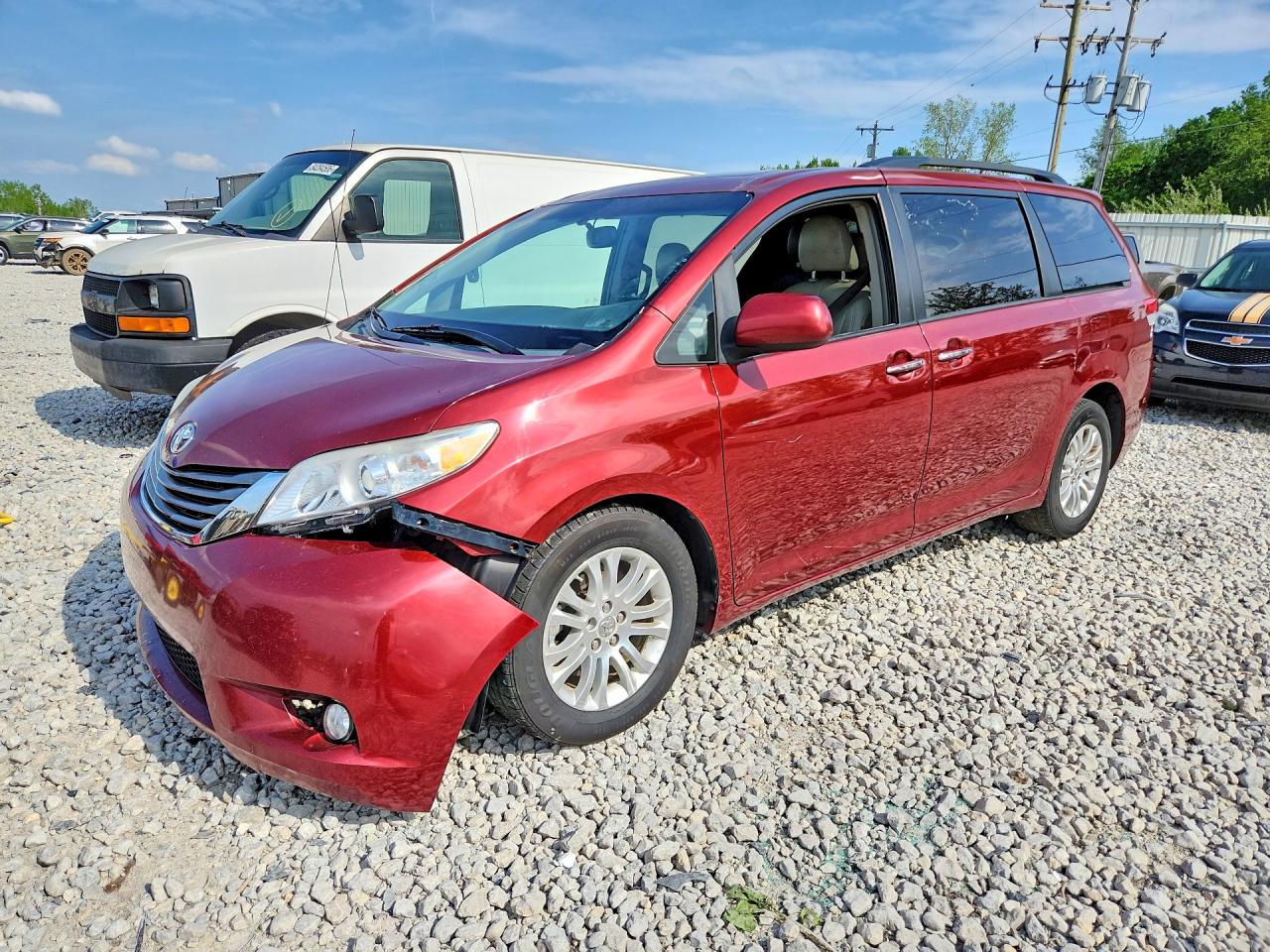 Salvage Toyota Sienna Image