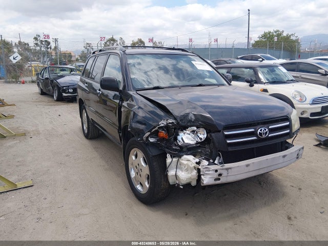 Salvage Toyota Highlander Image