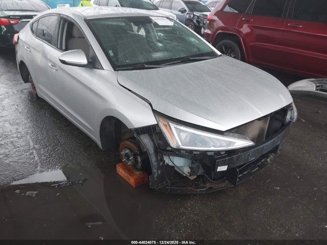 Salvage Hyundai ELANTRA Image