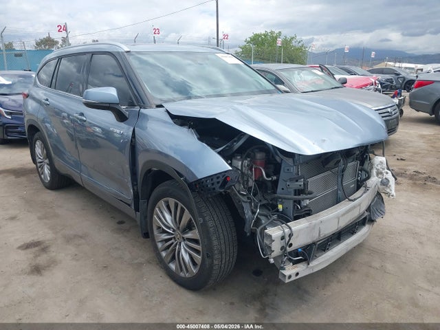 Salvage Toyota Highlander Image