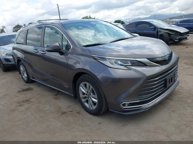Salvage Toyota Sienna Image