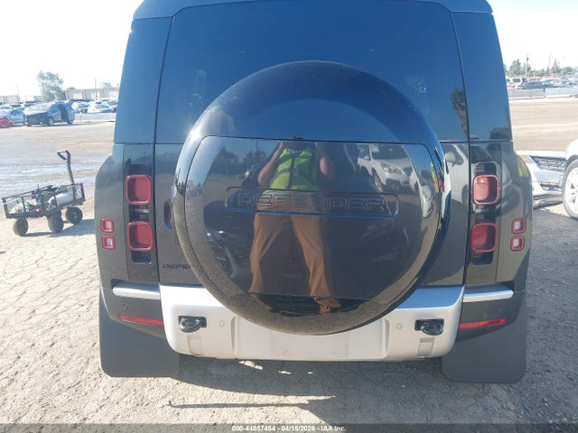 Land Rover Defender 110 P300