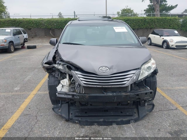 Toyota Sienna Xle Premium 8 Passenger